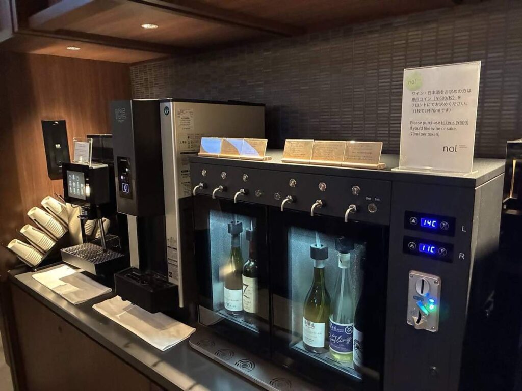 ラウンジにあるワインと日本酒のセルフサーバー